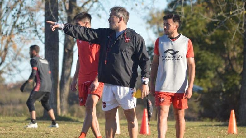 En Douglas, Biazotti empezó a definir el once para Gimnasia