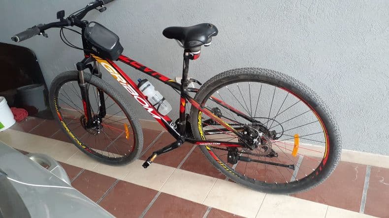 Un hombre fue abordado por un ladrón que lo despojó de la bicicleta de un empujón en la puerta de la casa
