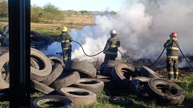 Incendio en Pergamino: rescatistas sofocaron un foco de basura y cubiertas en barrio Ex Quinta Mastrángelo