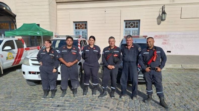 Bomberos zarateños asistieron a familias en Bahía Blanca en los posteriores a la catástrofe climática
