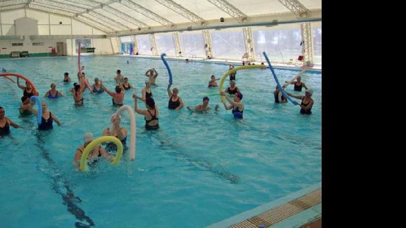 Cientos de pergaminenses realizan actividades en la pileta municipal climatizada