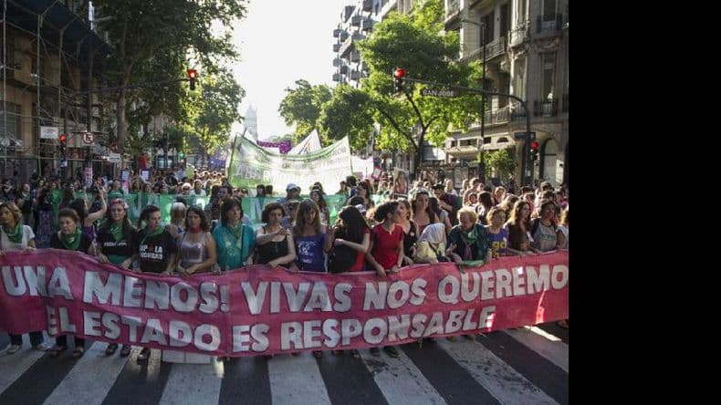 Masiva marcha por el Día Internacional contra la Violencia hacia las Mujeres