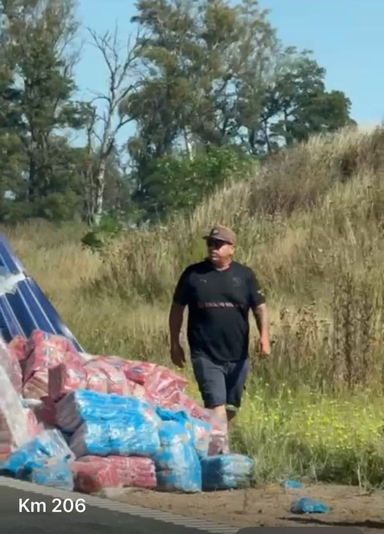 Un camión circuló perdiendo mercadería por una avería y en cuestión de segundos se apoderaron de productos