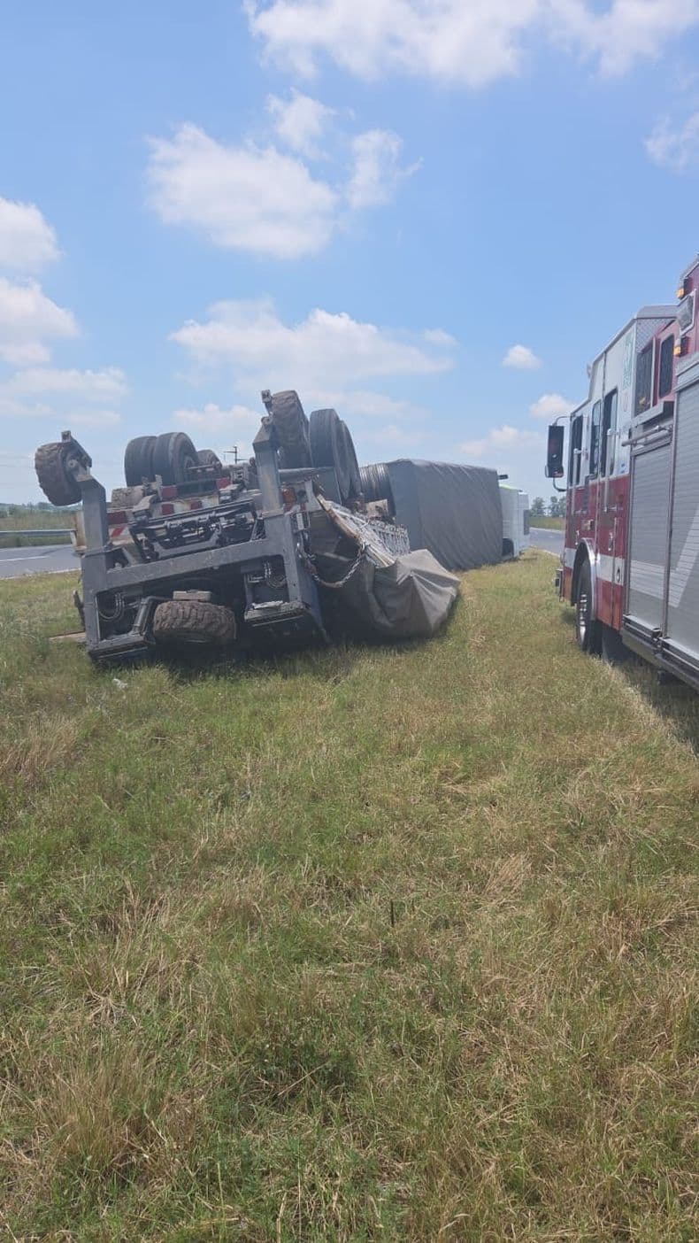 Volcó un camión en la autopista de la ruta 8 y rescataron al conductor entre las bajadas de ruta 32 y Cané