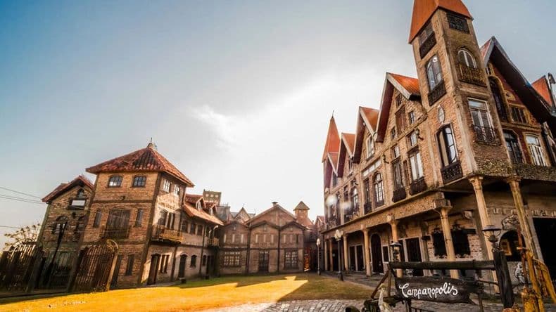 Campanópolis: la aldea medieval de Gonzalez Catán que es un ícono de la arquitectura