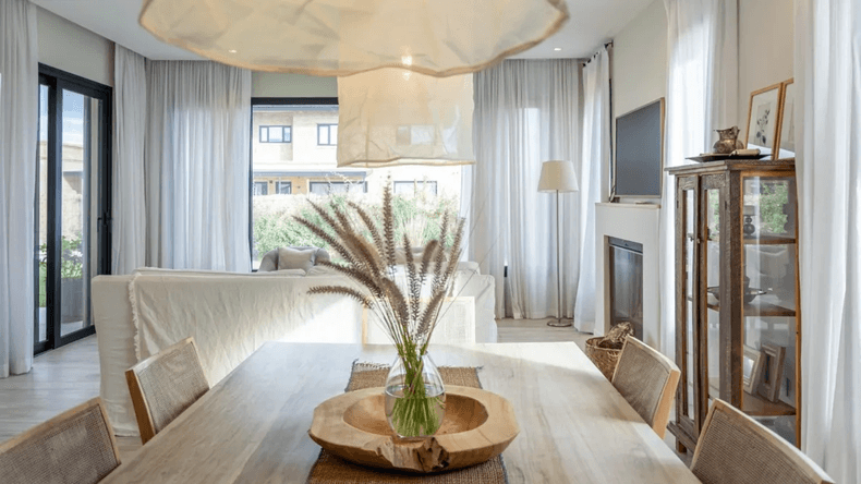 El encanto de la calidez en la arquitectura: luz, ventanales y materiales nobles