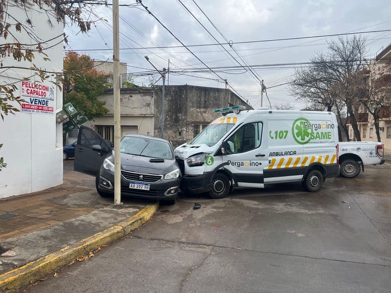 Chocaron un auto y una ambulancia en el Centro