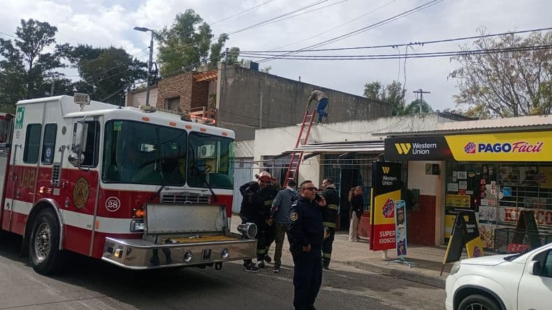 Gran despliegue por el principio de incendio en una casa de avenida Intendente Illia entre Laguía y Coni