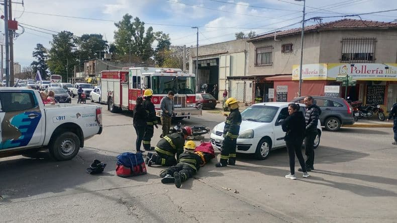 Hospitalizaron a una persona que chocó en moto contra un auto en avenida Intendente Illia y Coni