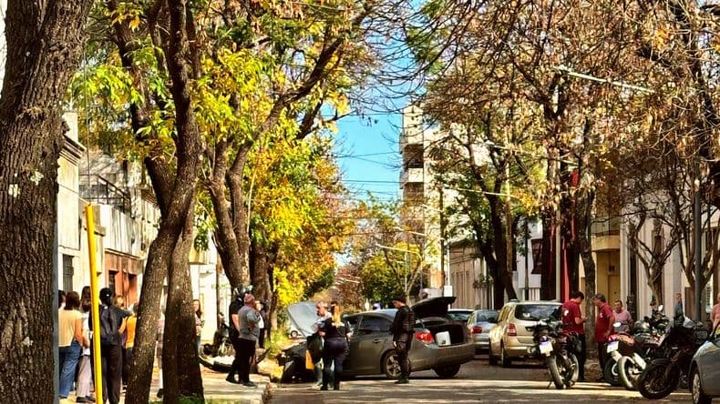 Chocó contra un árbol de la mitad de cuadra y recibió asistencia médica la conductora de un auto