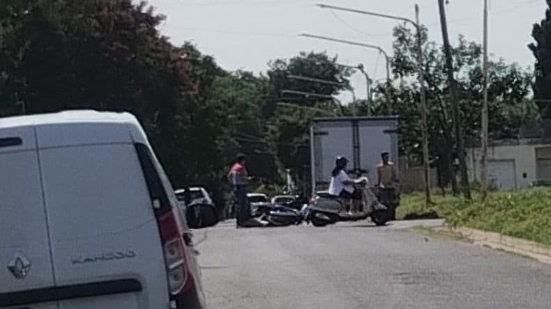 Dos conductoras de motos resultaron lesionadas tras un choque en una esquina del barrio Acevedo