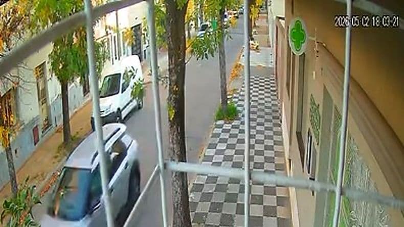 Choque en Pergamino: buscan al conductor de un auto que huyó tras embestir a una moto en Italia y Castelli