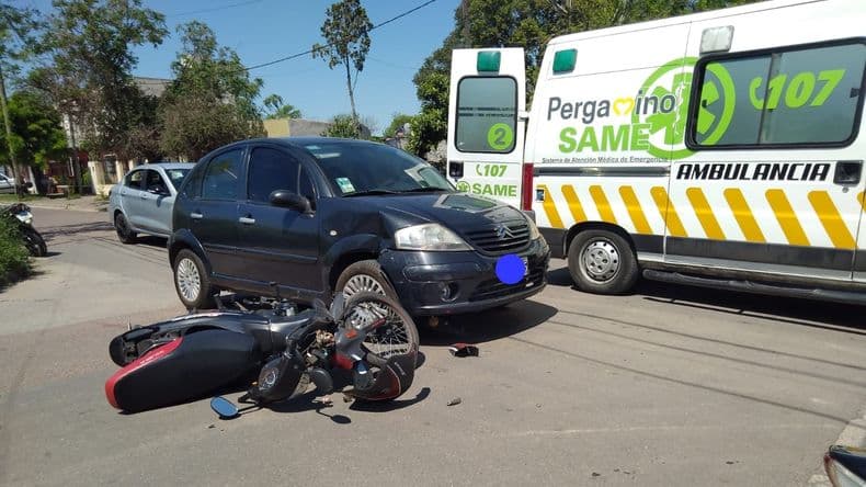 Chocaron una moto y un auto sin personas lesionadas, pero con averías en los vehículos involucrados