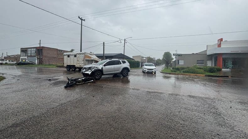 Hospitalizaron a un motociclista tras chocar con una Renault Duster en avenida Florencio Sánchez y Echevarría