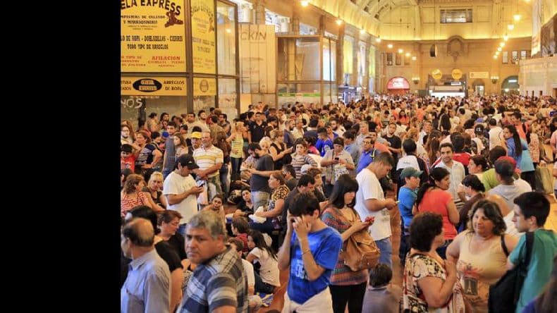 Largas colas en las terminales de tren para adquirir pasajes a bajo costo para las fiestas