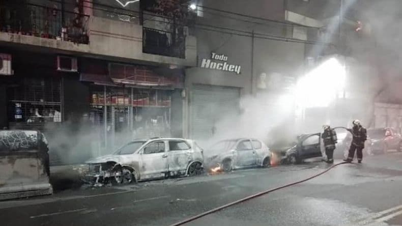 Apresaron a un quemacoches que prendió fuego cinco autos y siete contendores