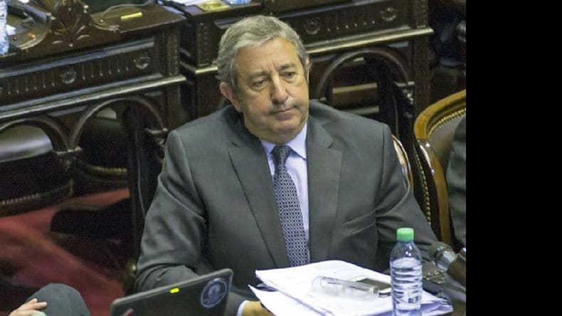 Cobos, “enojado y molesto” por el lanzamiento de créditos hipotecarios indexados