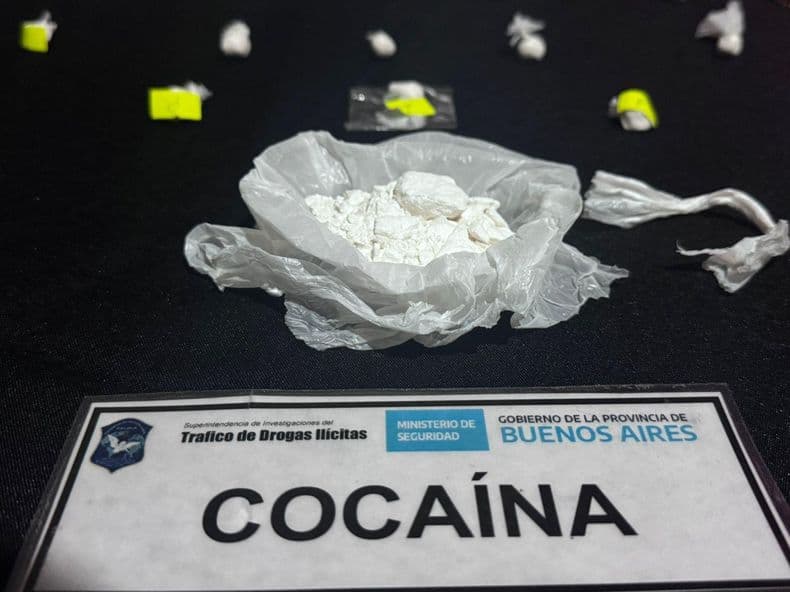 Un convicto fue detenido acusado de vender dosis de drogas en la casa, donde cumplía el arresto domiciliario