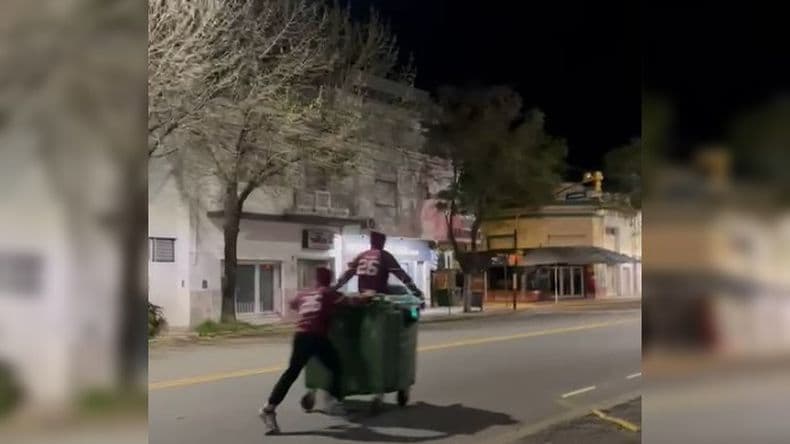 Los contenedores de residuos y los changuitos fueron utilizados como carrozas de los festejos de la Primavera