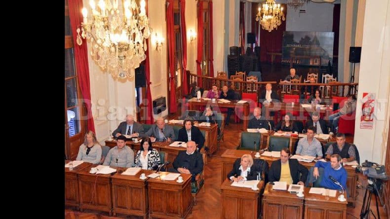 Debatida sesión en el Concejo: sigue el dilema ¿Illia o Perón?