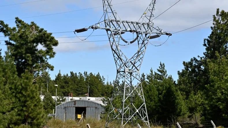 Varias localidades de la región están sin luz por un corte generalizado en una línea distribuidora de energía