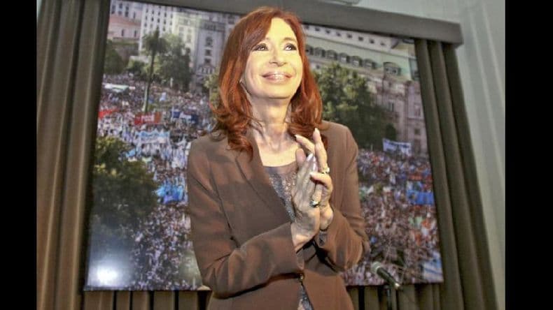 Cristina Kirchner adelantó su regreso a Buenos Aires y hoy se presentará en Comodoro Py