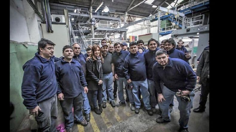 Cristina Kirchner visitó una empresa textil en Moreno