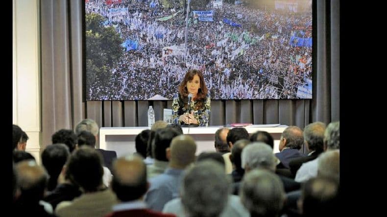 Cristina Kirchner afirmó que allegados y familiares de Macri compraron dólar a futuro
