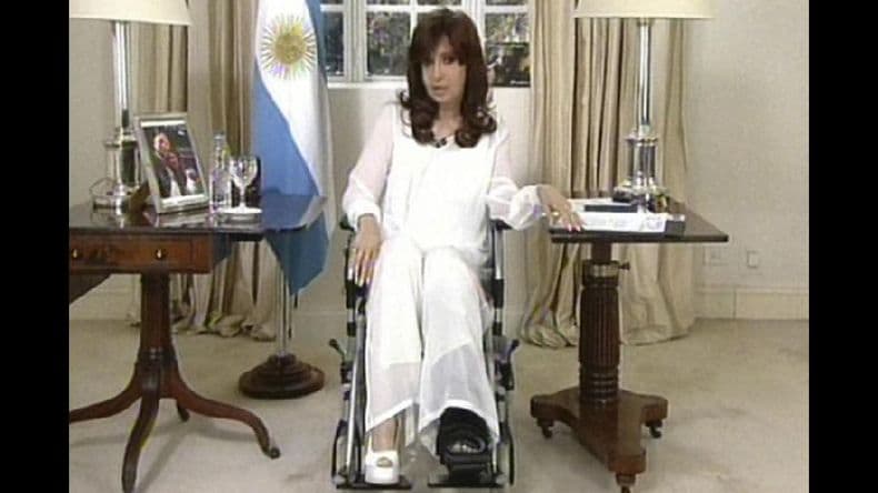 La presidenta desde Marruecos contó que “el martes” tal vez deje la silla de ruedas