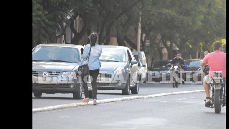 La irresponsabilidad de los peatones es uno de los riesgos permanentes en calles y avenidas de nuestra ciudad