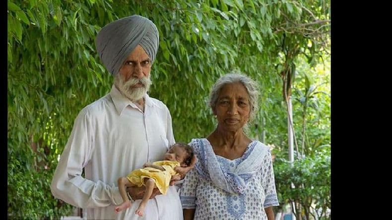 Fue madre a los 72 años y tiene problemas cuando su hijo gatea