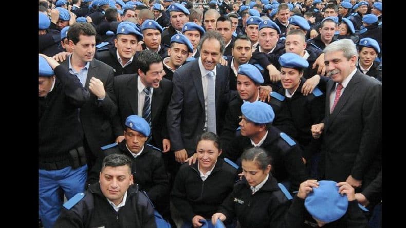 Daniel Scioli encabezó el egreso de policías locales en Malvinas Argentinas