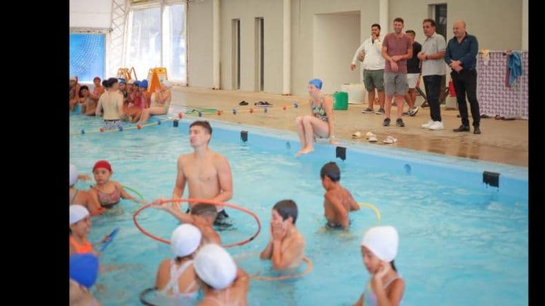 Más de 450 chicos pasaron por el Natatorio Municipal en la primera semana de apertura