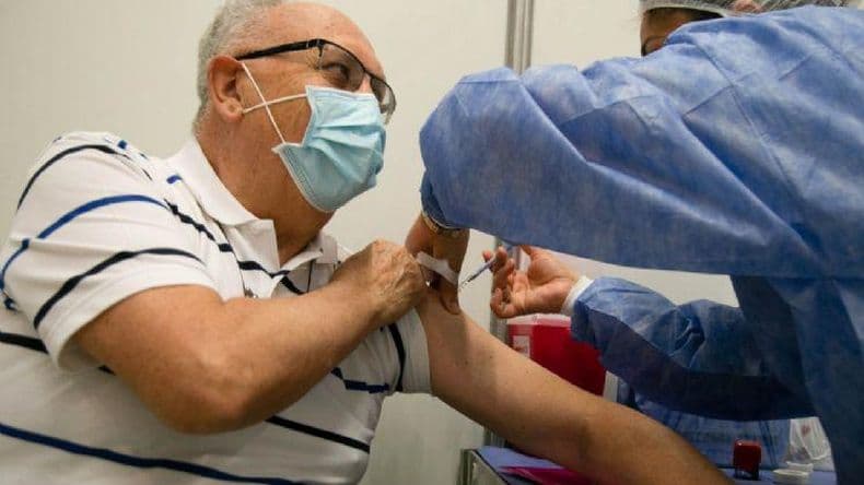 Los mayores de 50 pueden aplicarse sin turno la quinta dosis contra el coronavirus