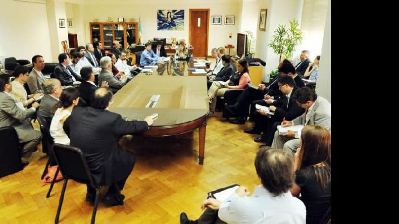 El Gobierno acordó con las automotrices un cupo de dólares para importación