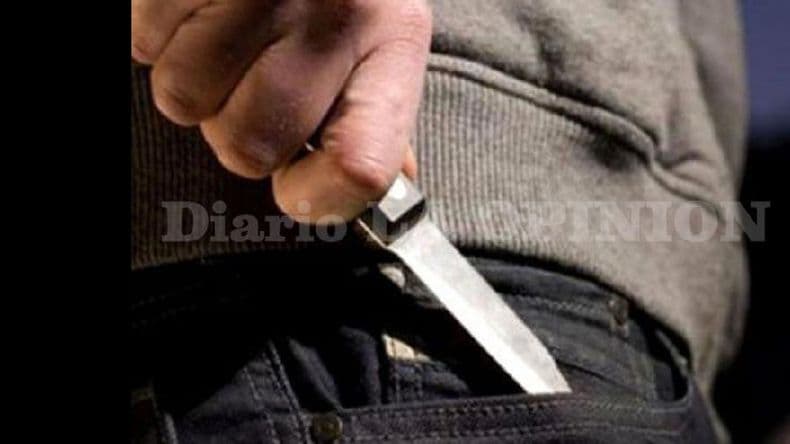 Apuñalaron a un joven en la pierna para robarle