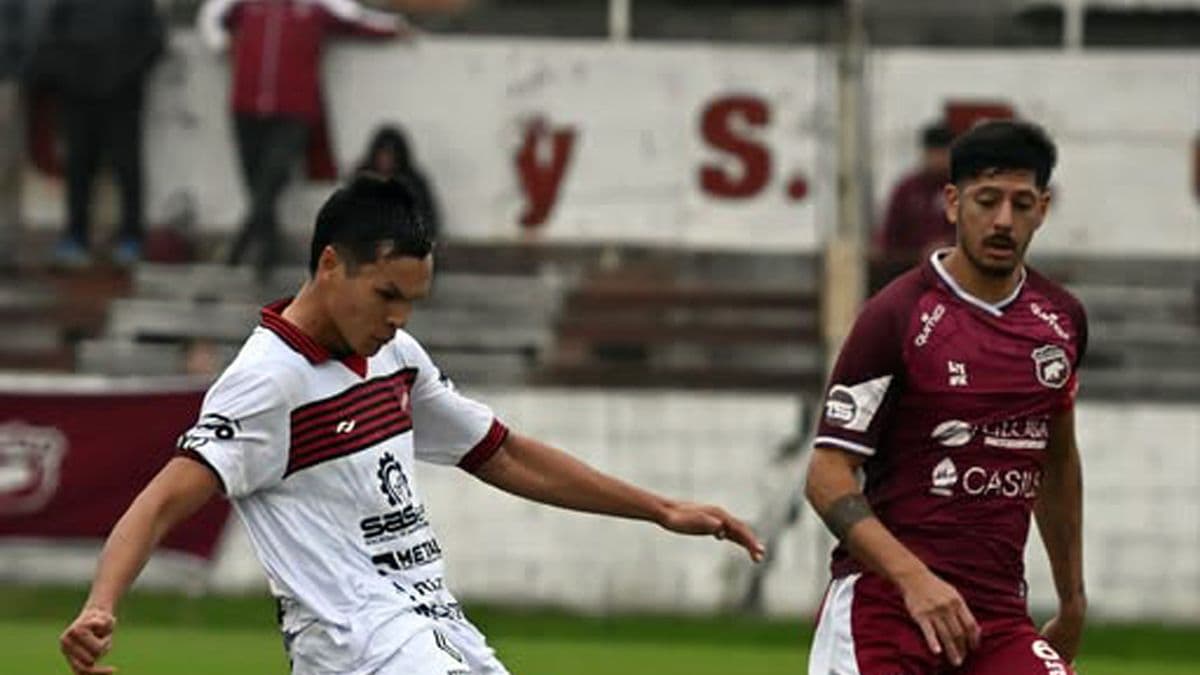 Douglas perdió sobre el final en Villa Ramallo, pero sigue en la punta