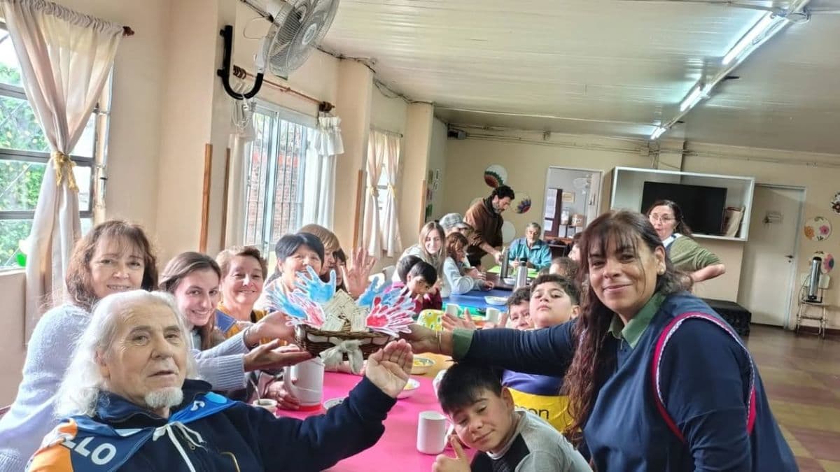 Encuentro entre generaciones en San Pedro: abuelos y niños compartieron una tarde de juegos y emociones