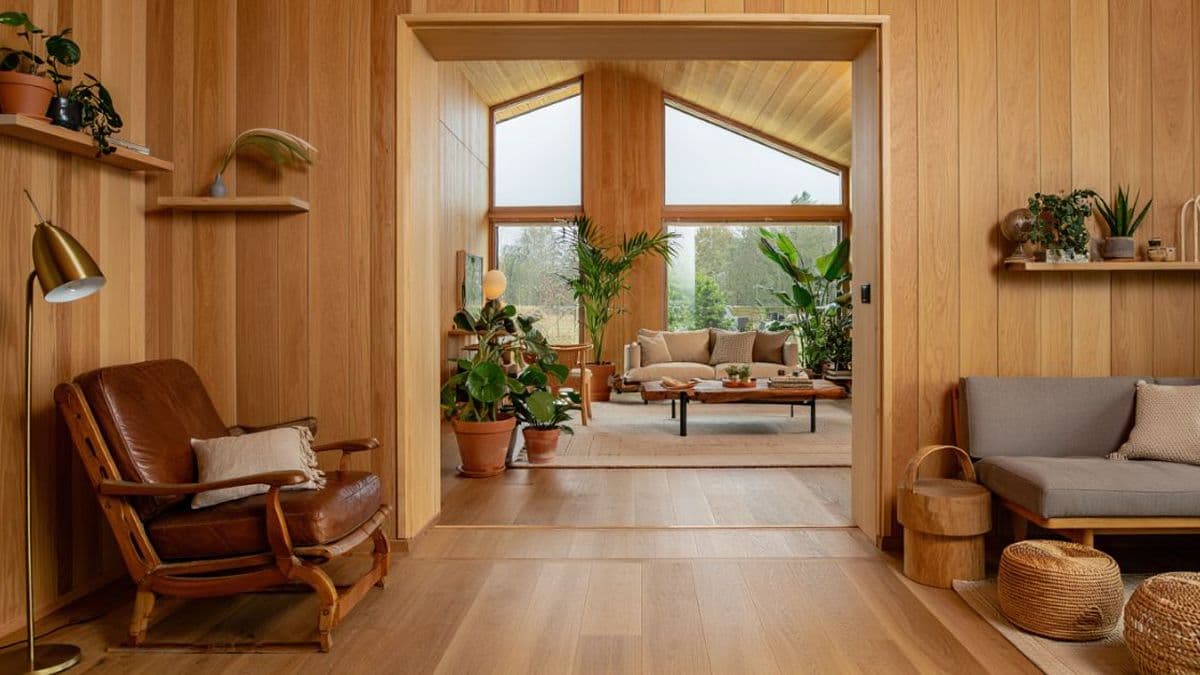 Paredes y techos de madera: calidez y continuidad en interiores