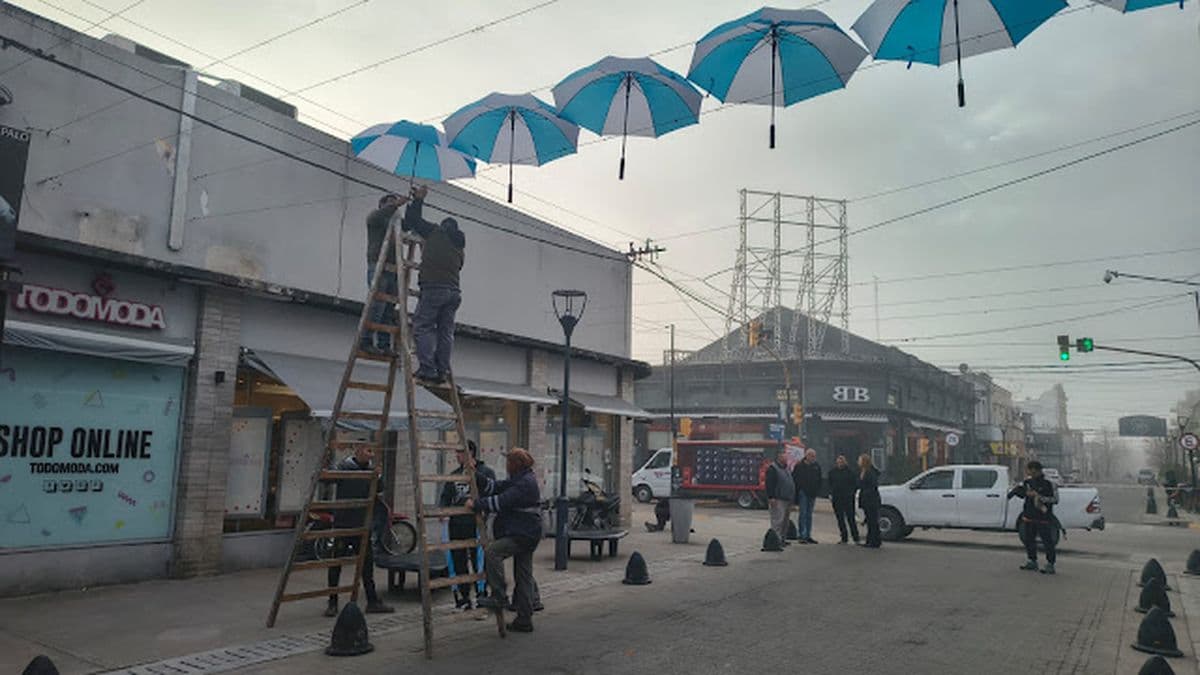 San Pedro: Instalan un paseo de paraguas celestes y blancos en pleno centro de la ciudad