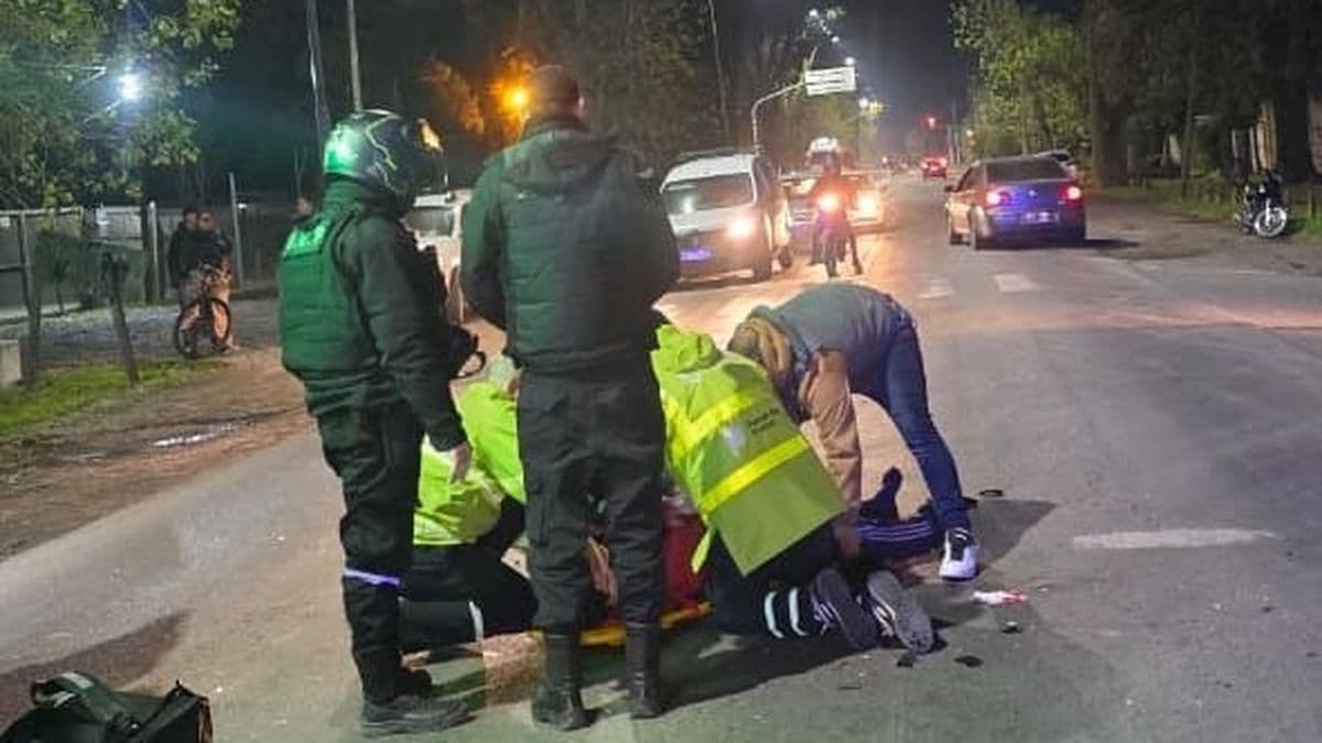 Un joven motociclista de 17 años permanece internado en terapia intensiva tras chocar con una camioneta