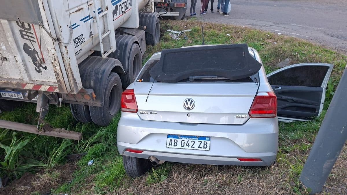 El choque entre un camión y un auto VW Gol en rutas 188 y 32 dejó a una mujer hospitalizada en Pergamino