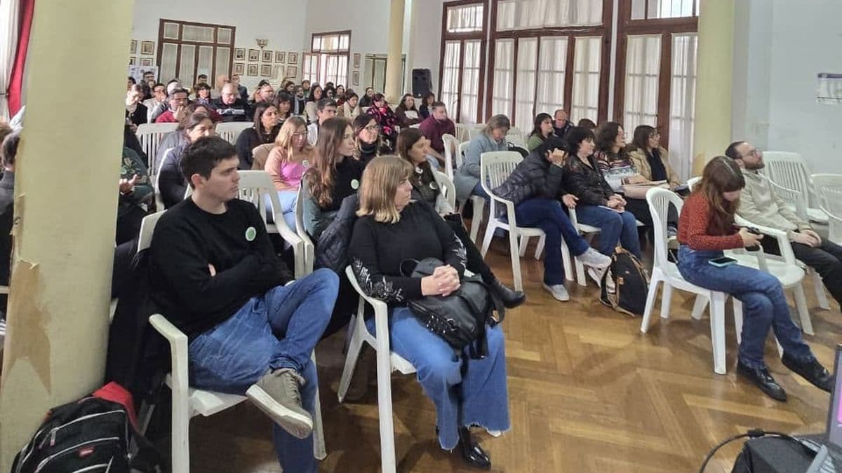 Salto fortalece la educación de jóvenes y adultos con una jornada regional de capacitación
