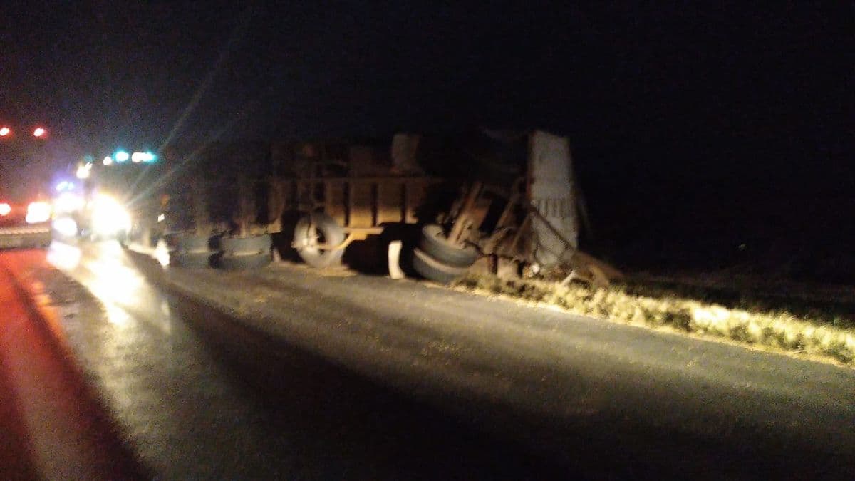 Volcó un camión con acoplado en la ruta 32 a la altura de El Socorro y se desplegaron brigadas de emergencias