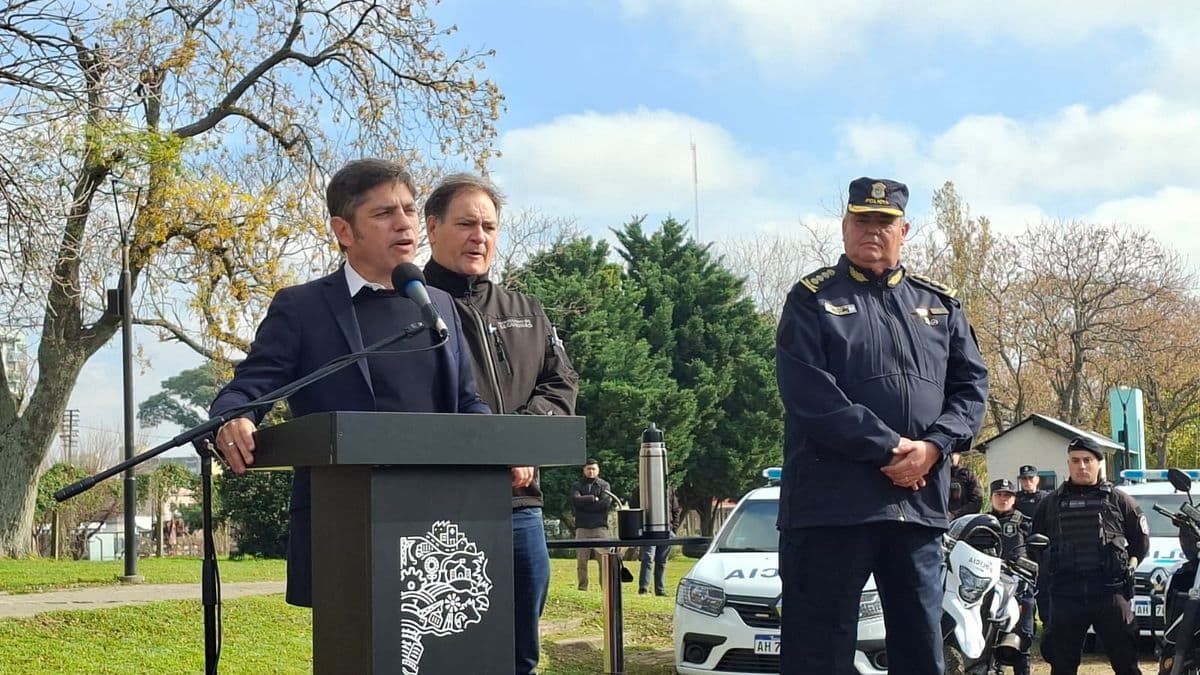 Axel Kicillof visitó Pergamino y entregó móviles para reforzar la seguridad