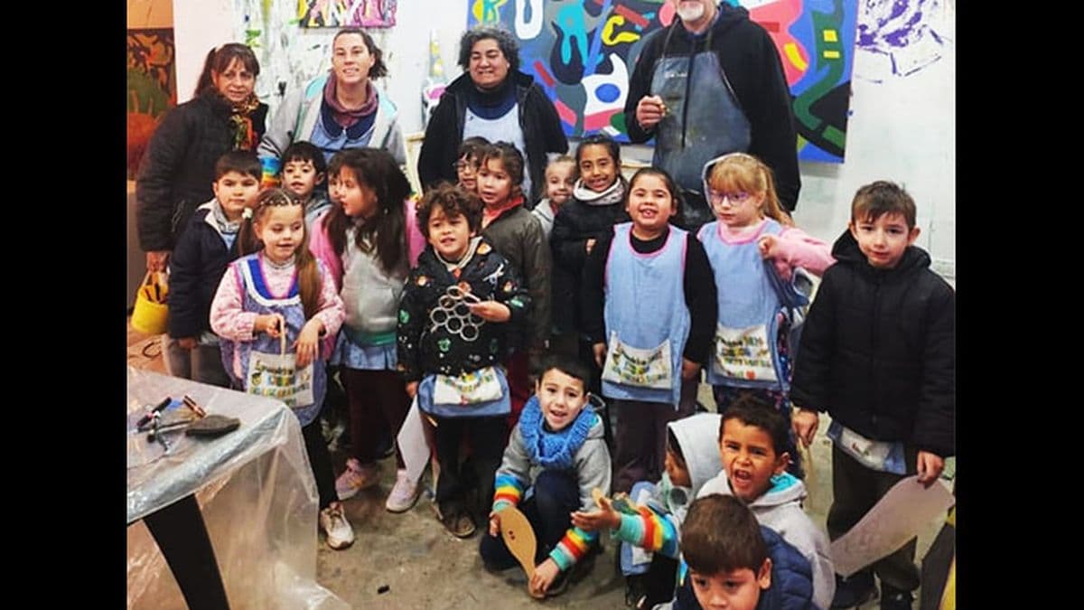 Pablo Rodríguez abrió las puertas de su taller a alumnos del Jardín de Infantes Nº 909 de Urquiza