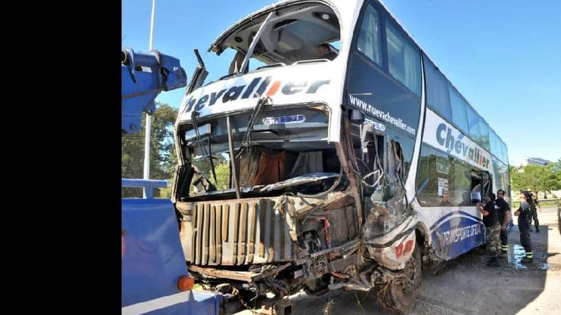 Al menos 6 muertos y 22 heridos tras un choque entre un micro y un auto