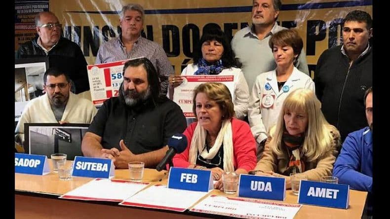 Sindicatos de maestros denunciaron despidos por e-mail en formación docente
