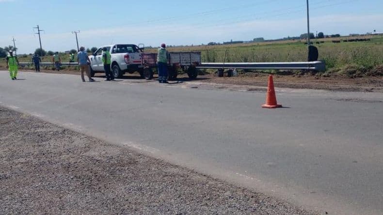 Están asfaltando y nivelando la banquina para reparar los baches y evitar el deterioro del asfalto