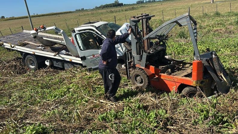 Salió despedido un autoelevador que transportaba un camión por el hundimiento del asfalto en la ruta 8